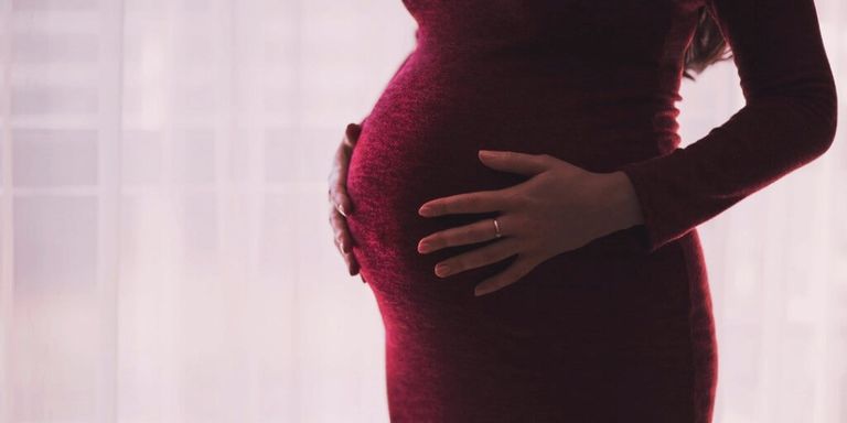 ¿Existen limitaciones para viajar en avión estando embarazada?