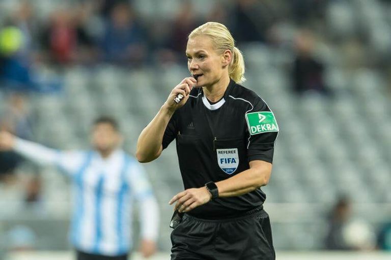 Bibiana Steinhaus se convierte en la primera mujer árbitro de la Bundesliga