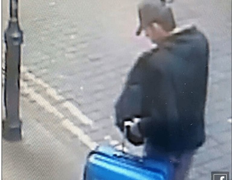 La policía publica la foto del terrorista de Manchester con una maleta azul, y pide a quien la encuentre que no se acerque