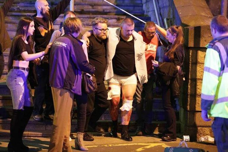 Hoteles, locales ofrecen refugio después de la explosión del concierto