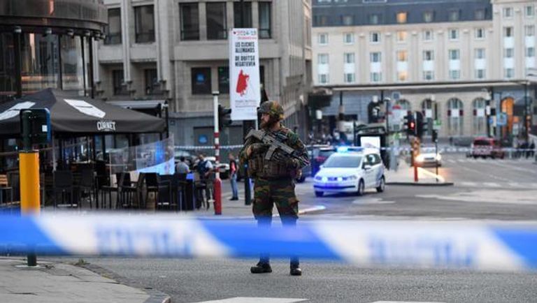 Soldados matan a un hombre con explosivos y frustran un atentado en el centro de Bruselas