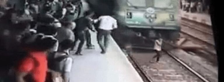 Vídeo: No oye venir al tren por culpa de los auriculares y cuando entra en pánico…