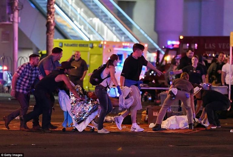 Un tirador provoca en un concierto de Las Vegas la mayor matanza por arma de fuego de la historia de EE.UU.