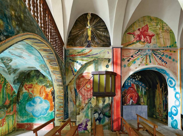 El pintor Santi Moix convierte una iglesia románica del siglo IX en un festival de color