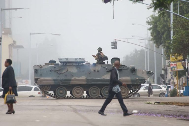 Los partidos de la oposición respaldan la intervención militar en Zimbabwe