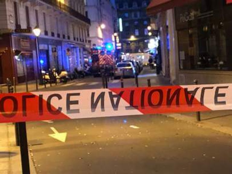 Un muerto y varias personas heridas en un ataque con un cuchillo en París