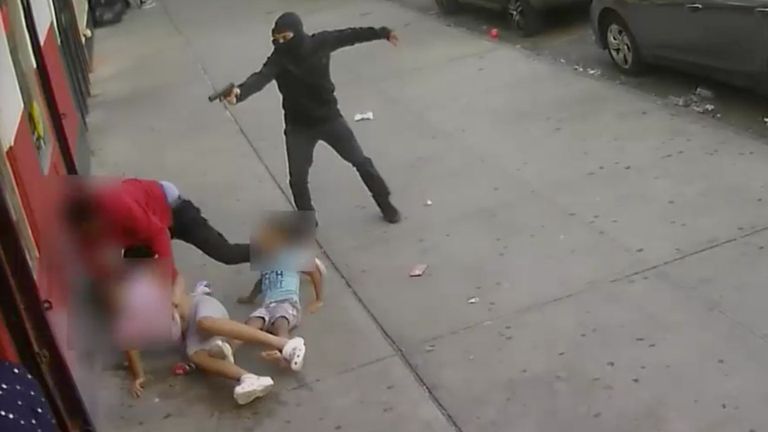 Vídeo: Mira cómo una niña de 10 años protege a su hermanito en un tiroteo en Nueva York