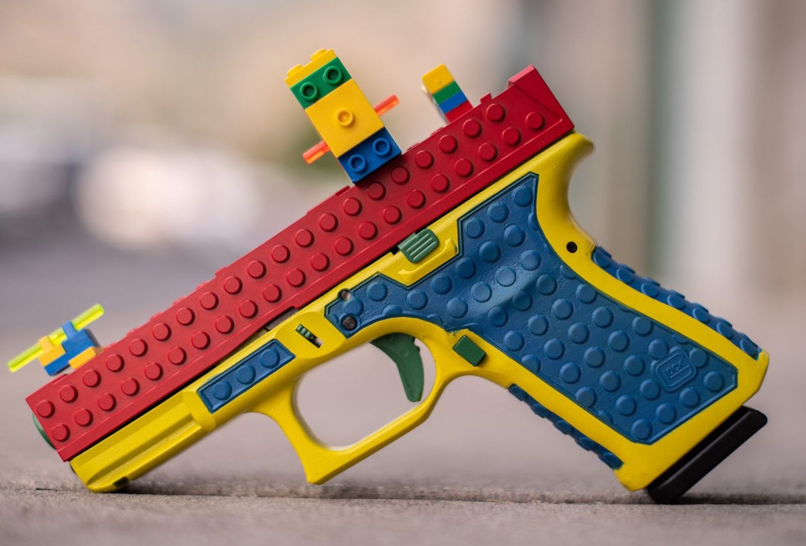 ¡Lo que faltaba!: una pistola que parece de juguete pero es de verdad ...