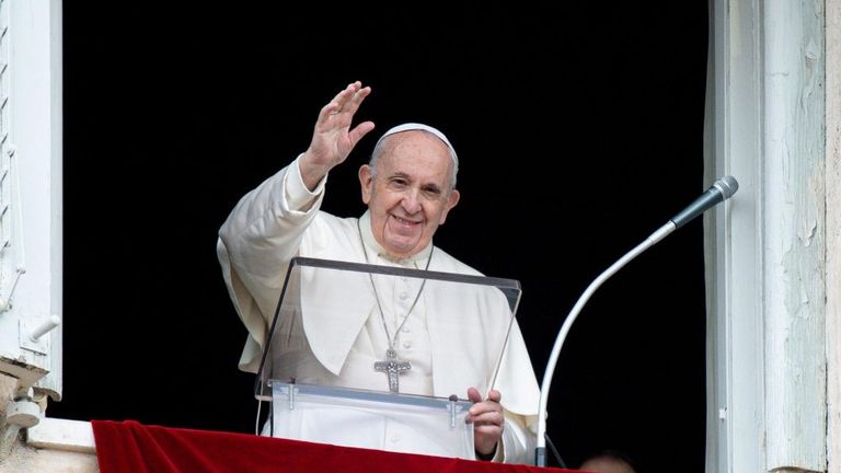 El papa Francisco ha sido operado con éxito y “se recupera bien”