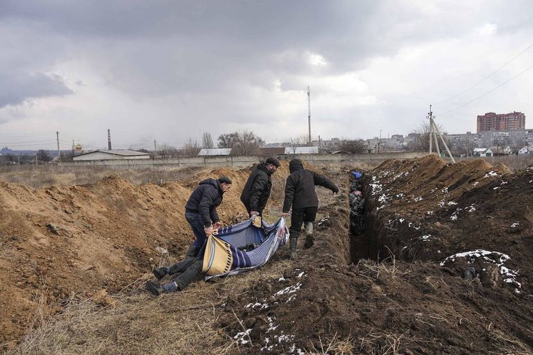 ¡Rusia aprobó una nueva política sobre enterramientos masivos, 23 días antes de invadir Ucrania!