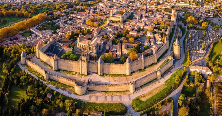 A medio camino entre Perpiñán y Toulouse podemos encontrar Carcassonne (en occitano Carcassona) con su famosa ciudadela amurallada